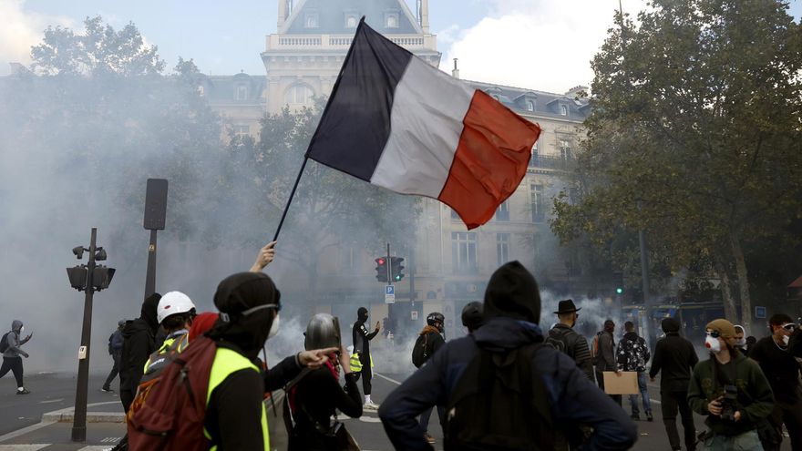Una marea de personas mantiene la presión en las calles de Francia en una nueva jornada de tensión con la Policía
