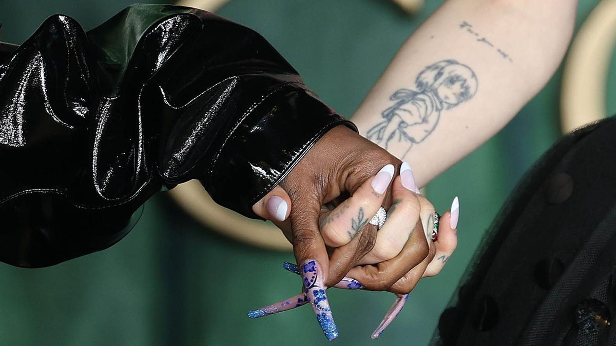 Las manos de Cynthia Erivo y Ariana Grande durante la premiere de 'Wicked: For Good' en Londres.