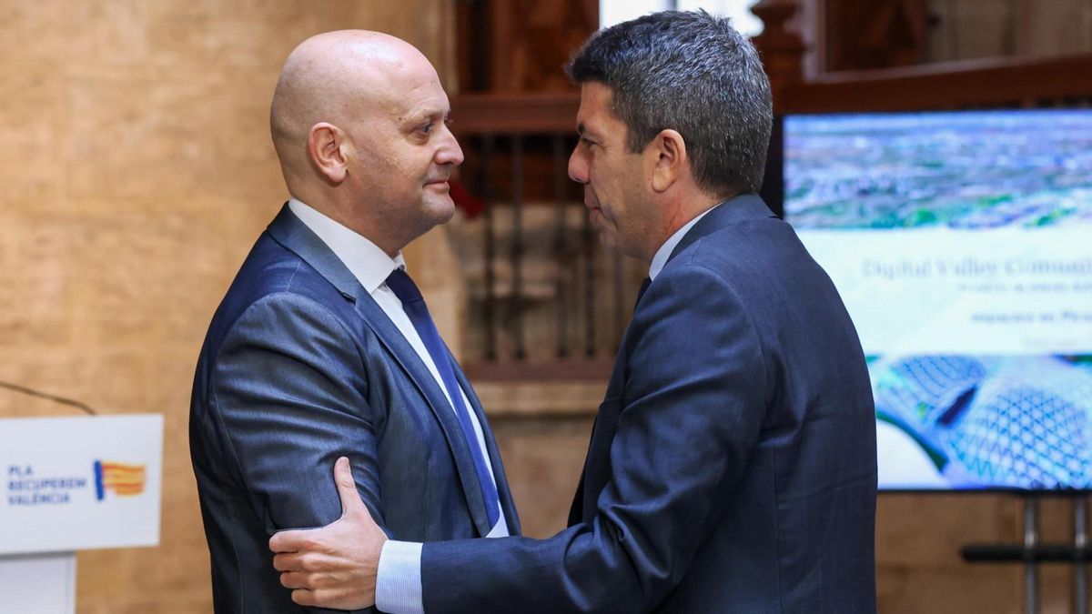 El president de la Generalitat, Carlos Mazón, saluda al socio fundador de Digital Valley Comunitat Valenciana, Armando Layna.