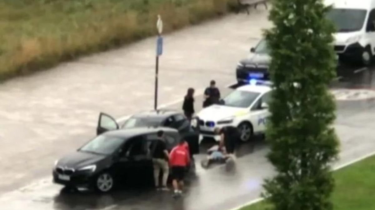 Imagen de la detención del conductor, tras ser interceptado su vehículo por los miembros de la Policía Local de Oviedo.