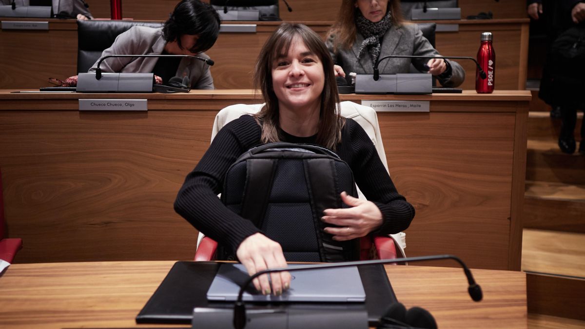 La vicepresidenta tercera y consejera de Vivienda, Juventud y Políticas Migratorias del Gobierno de Navarra, Begoña Alfaro, durante un pleno en el Parlamento foral.