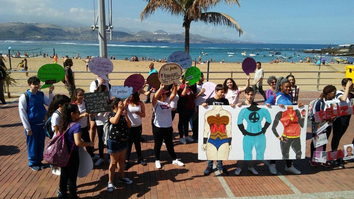 FOTOGALERÍA | Concentración en la Playa de Las Canteras en apoyo a la huelga feminista