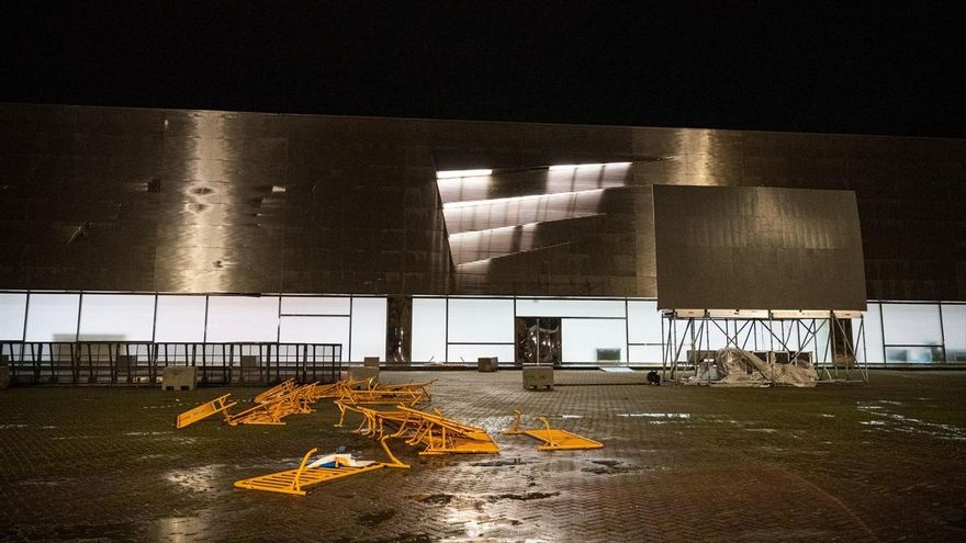 Varias vallas caídas en el recinto donde se celebraron los premios Feroz, a 26 de enero de 2025, en Pontevedra, Galicia (España)