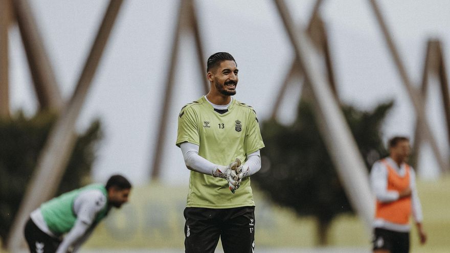 Álvaro Valles destaca el "mérito colectivo" de la UD Las Palmas para ser el equipo menos goleado