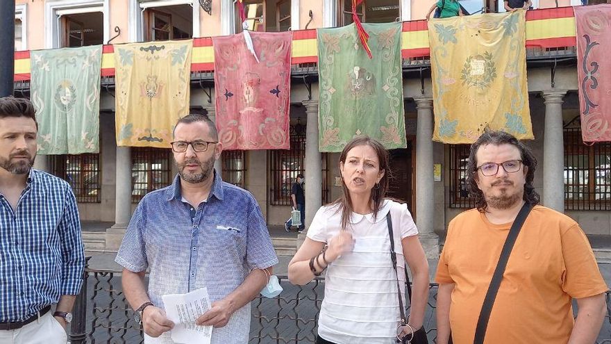 De izquierda a derecha, Mario García, Jorge Vega, Eva García y Rubén López, ante la Delegación del Gobierno de España en Toledo