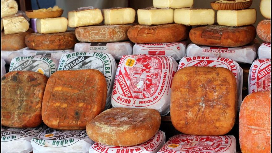 El queso menorquín que se reconoce por su forma cuadrada y sus bordes redondeados
