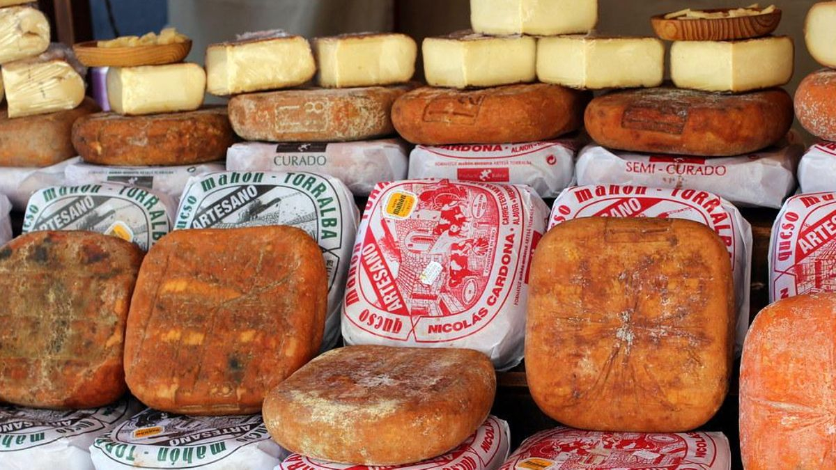 El queso menorquín que se reconoce por su forma cuadrada y sus bordes redondeados