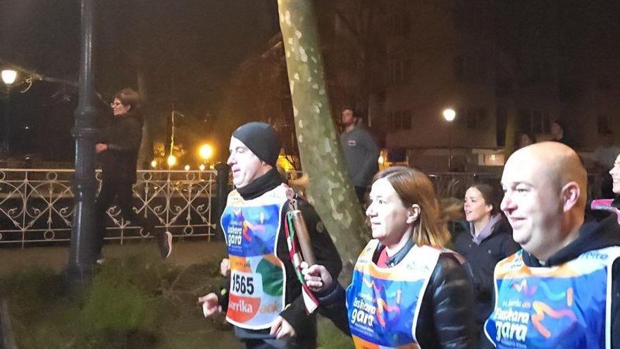 La alcaldesa de Irún, la socialista Cristina Laborda, lleva el testigo de la Korrika tras el plante del partido a la carrera