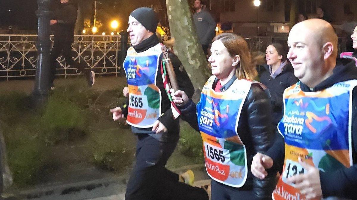 La alcaldesa de Irún, la socialista Cristina Laborda, lleva el testigo de la Korrika tras el plante del partido a la carrera