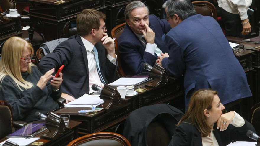 El kirchnerismo y Pichetto buscan voltear el DNU que le dio $100.000 millones sin control a la SIDE