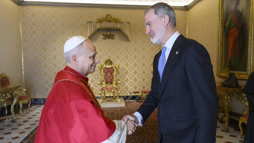 El rey Felipe VI saluda al papa León XIV.