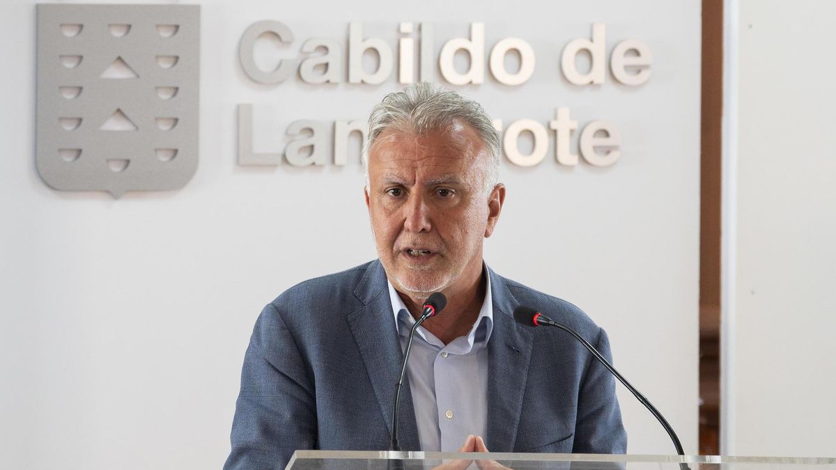 El ministro de Política Territorial y Memoria Democrática, Ángel Víctor Torres, durante la rueda de prensa después de que el presidente del Gobierno, Pedro Sánchez, recibiera este lunes en Lanzarote al jefe del Ejecutivo canario, Fernando Clavijo. El encuentro se produce aprovechando las vacaciones del presidente del Gobierno en la isla y para abordar, entre otros temas, la migración, la agenda canaria y los presupuestos.