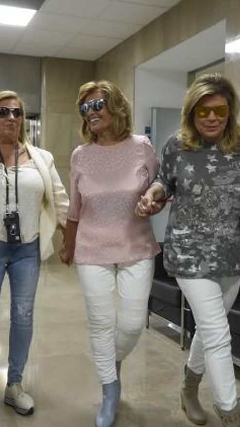 Maria Teresa Campos con Terelu y Carmen Borrego a la salida del hospital