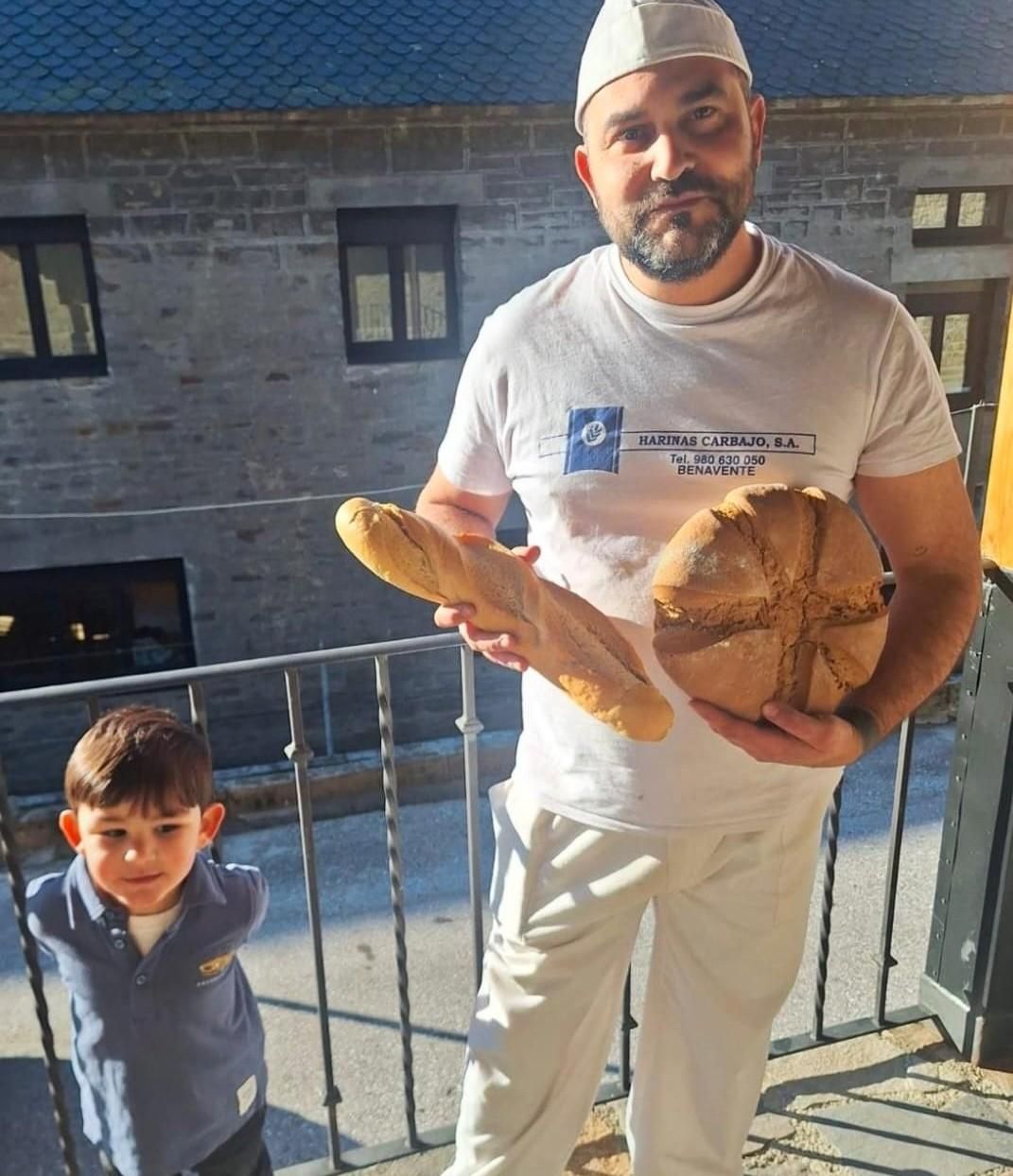 Rubén, el nuevo panadero 'por accidente', con las manos en la masa junto a su hijo mayor, Manuel.