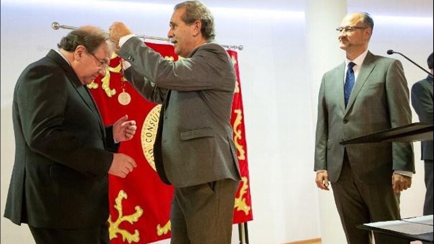 Medalla y reconocimiento al expresidente de Herrera. / J. L. Leal / ICAL