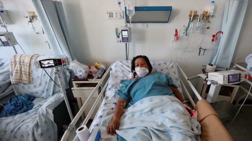 Una mujer recibe atención médica en el hospital Juárez, en Ciudad de México (México). EFE/ Sáshenka Gutiérrez/Archivo