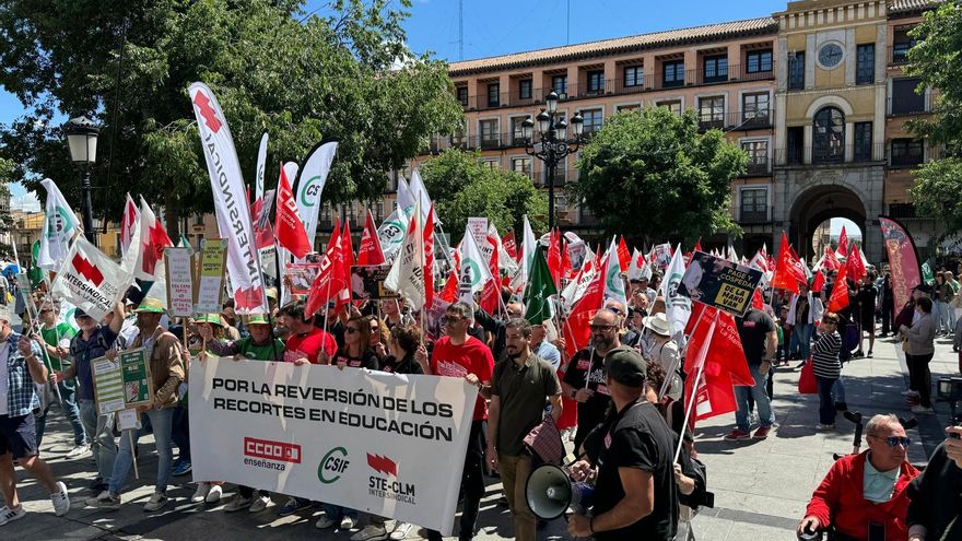 Cientos de docentes toman las calles del centro de Toledo por el fin de los "recortes estructurales de Cospedal-Page"