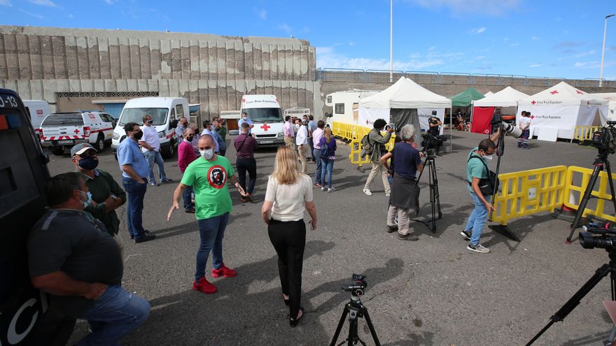 Varias personas en el muelle de Arguineguín durante la visita de la diputada de Vox Rocío de Meer.