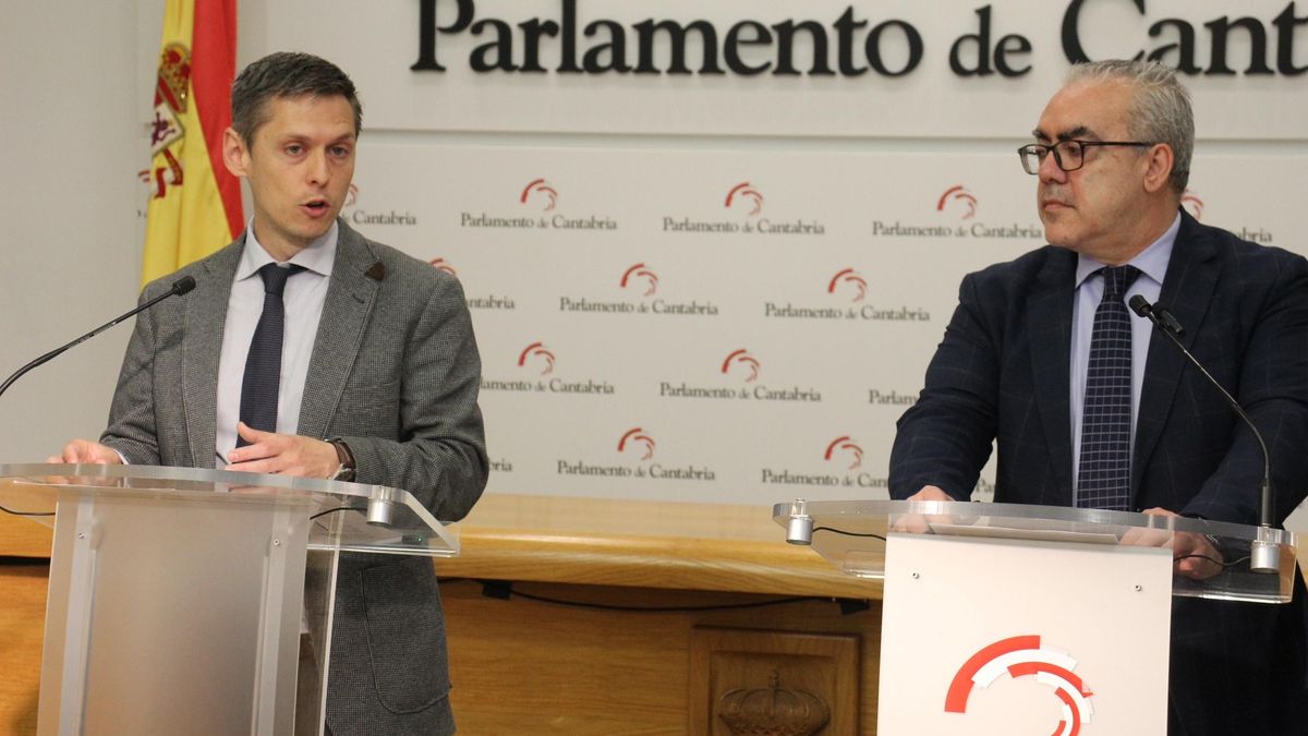 Los portavoces de PSOE y PRC, Mario Iglesias y Pedro Hernando, en el Parlamento de Cantabria.