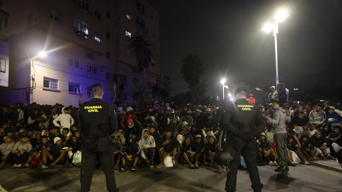 Empieza el traslado de los migrantes asentados en la playa de Benítez al campamento del puerto de Ceuta