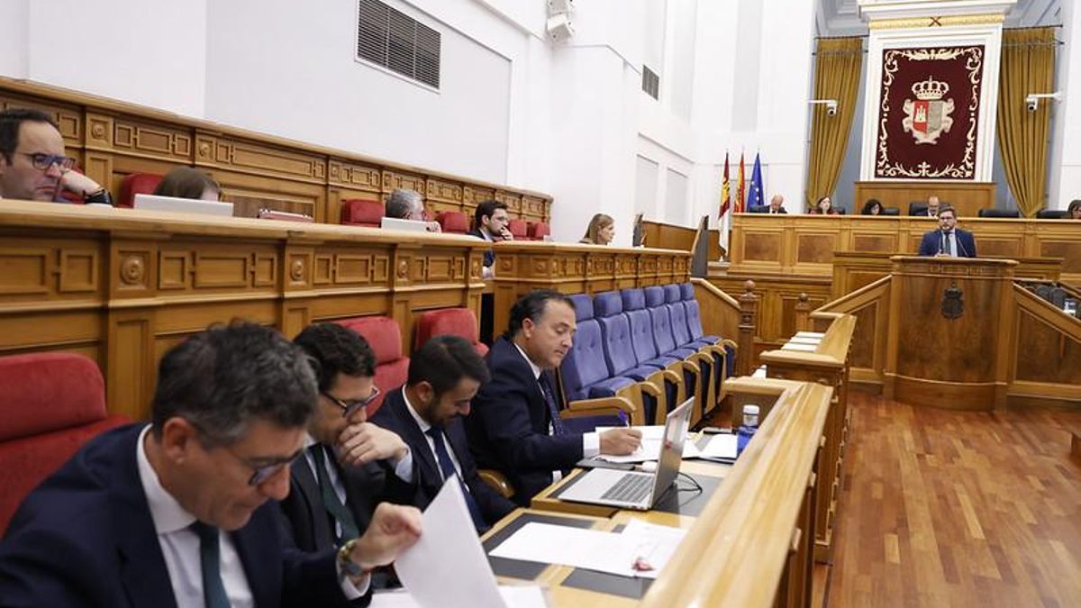 El consejero de Fomento Nacho Hernando se dirige al Grupo Parlamentario Vox desde la tribuna de oradores de las Cortes de Castilla-La Mancha