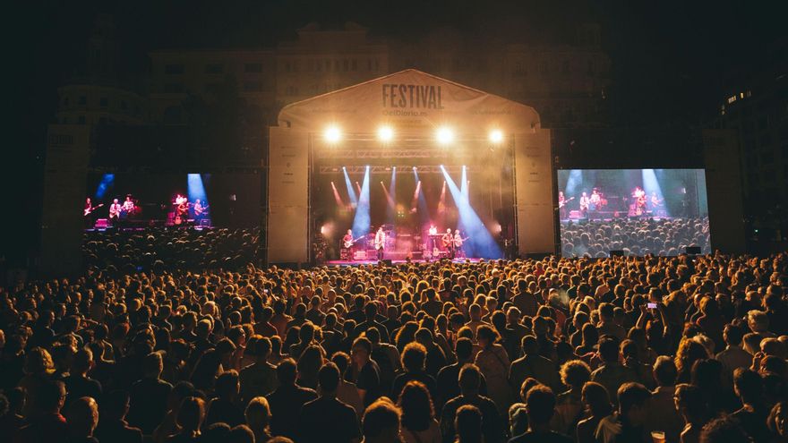 Miles de personas abarrotaron la plaza del Ayuntamiento de València con motivo del concierto 'Un país para escucharlo'.