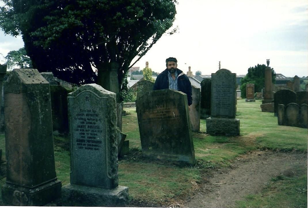 Juan Capote en un cementerio antiguo en Escocia.