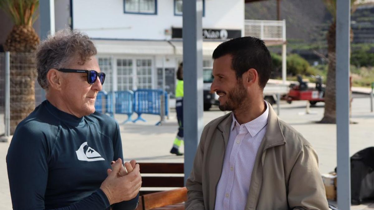 Víctor  González (d), primer teniente de alcalde  de Los Llanos de Aridane y concejal de Playas, con Francisco Zamarbide, primer  bañista de la playa de Puerto Naos tras su reapertura.