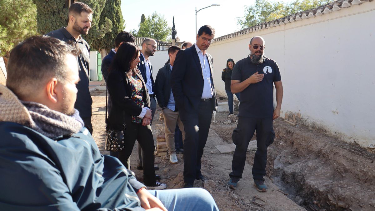 Trabajos de exhumación de fosas del cementerio de La Roda