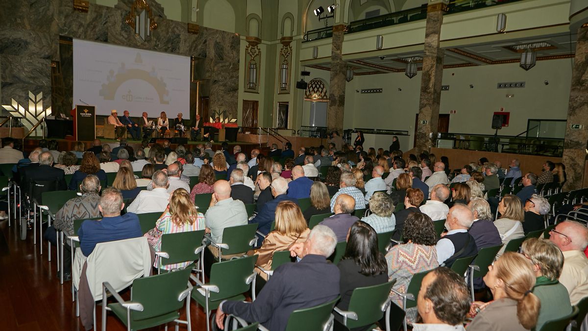 La hostelería zaragozana homenajea a sus más veteranos con la presentación de un libro 'desde la barra del bar'