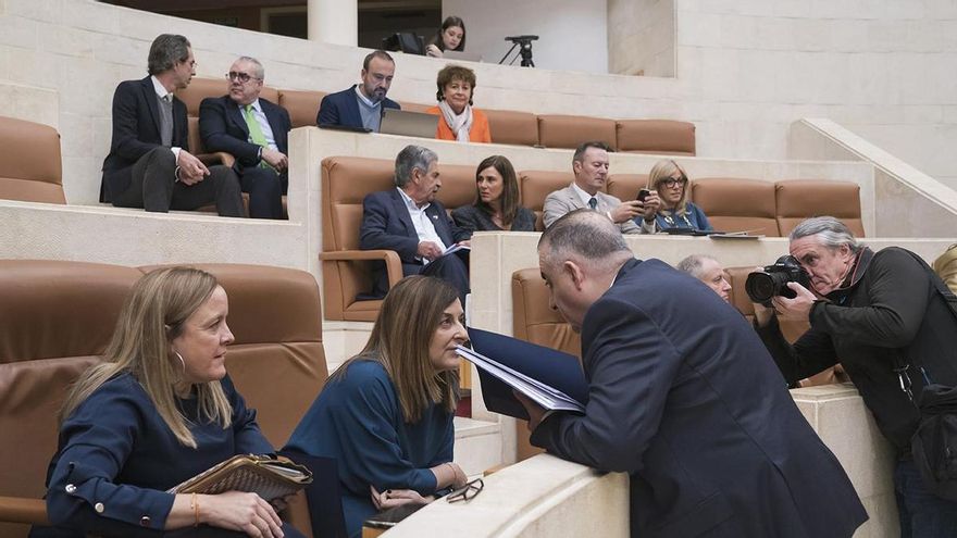 El PRC vuelve a aprobar los presupuestos del PP: "Nuestros ocho votos son la suerte para Cantabria"