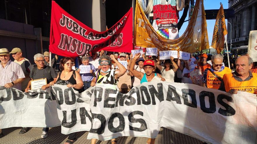 Jubilados se resisten a Milei y rodean el Congreso cada semana: "No puedo ni llevar a mi nieta a tomar un helado"