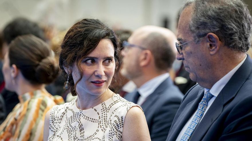 La presidenta de la Comunidad de Madrid, Isabel Díaz Ayuso, durante el acto de entrega de las medallas de honor del Ayuntamiento de Madrid con motivo de San Isidro.