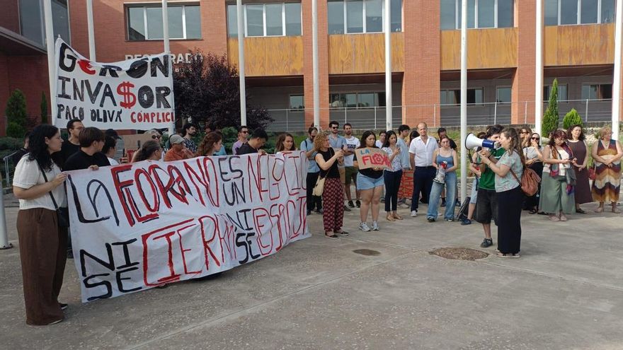 Frenazo a la cesión de la residencia de las Tres Mil Viviendas a una entidad privada tras la presión de la comunidad universitaria