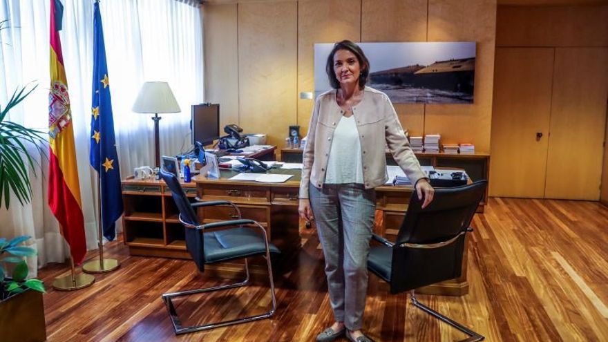 a ministra de Industria, Reyes Maroto, posa para el fotógrafo durante una entrevista concedida este sábado a la Agencia EFE en Madrid. Maroto declaró que el Gobierno está trabajando en proyectos alternativos al cierre de la planta de Nissan de Barcelona, entre ellos uno de micromovilidad, con o sin el fabricante japonés, con el objetivo de poder salvar "el mayor número posible" de empleos.