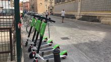 Varios patinetes eléctricos de alquiler en el entorno del Mercado Central de Valencia