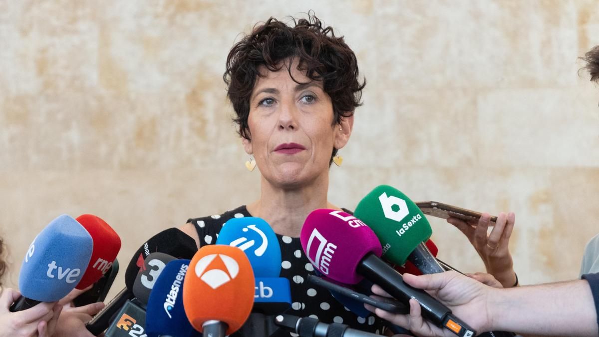 La ministra de Inclusión, Seguridad Social y Migraciones, Elma Saiz, atiende a los medios.