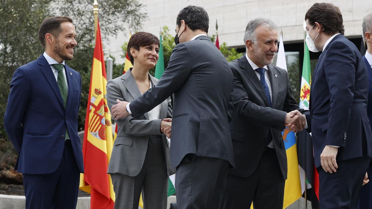 La ministra de Política Territorial y Portavoz, Isabel Rodríguez (2i), acompañada por el presidente de Canarias, Víctor Torres (2d), y presidente del Cabildo de La Palma, Mariano Hernández Zapata (i), saluda al presidente de Andalucía, Juanma Moreno (2d) y el presidente de Castilla y León, Alfonso Fernández Mañueco (d), a su llegada a la reunión de la XXVI Conferencia de Presidentes se celebra este domingo en el Museo Arqueológico Benahoarita.