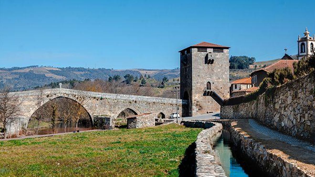 El pueblo de Ucanha con su puente medieval fortificado.