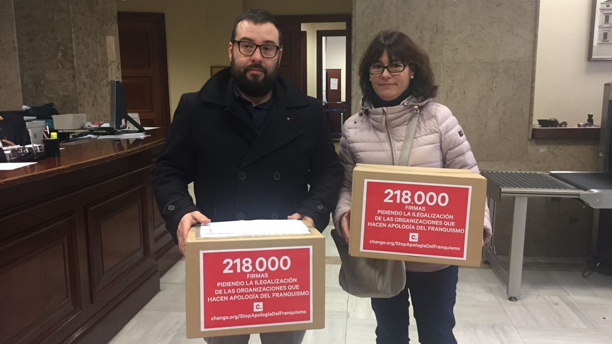 Representantes de la Asociación para la Recuperación de la Memoria Histórica entregan las firmas en el Congreso.