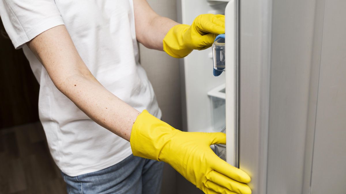 Combinando técnicas tradicionales con pequeños trucos caseros, es posible mantener el congelador en perfecto estado