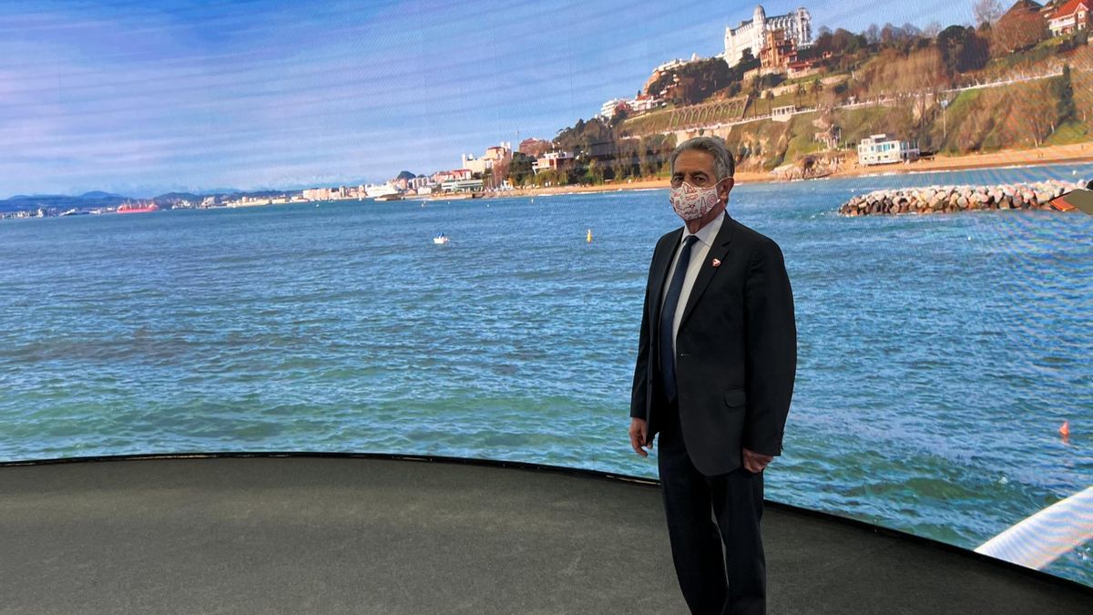 Miguel Ángel Revilla en el stand de Cantabria en Fitur