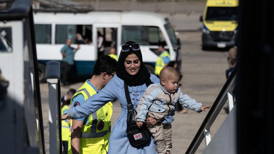 Salen de Egipto 13 niños gazatíes con cáncer que serán tratados en España