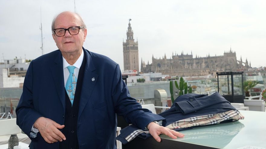 Pere Gimferrer, con la Giralda como telón de fondo.