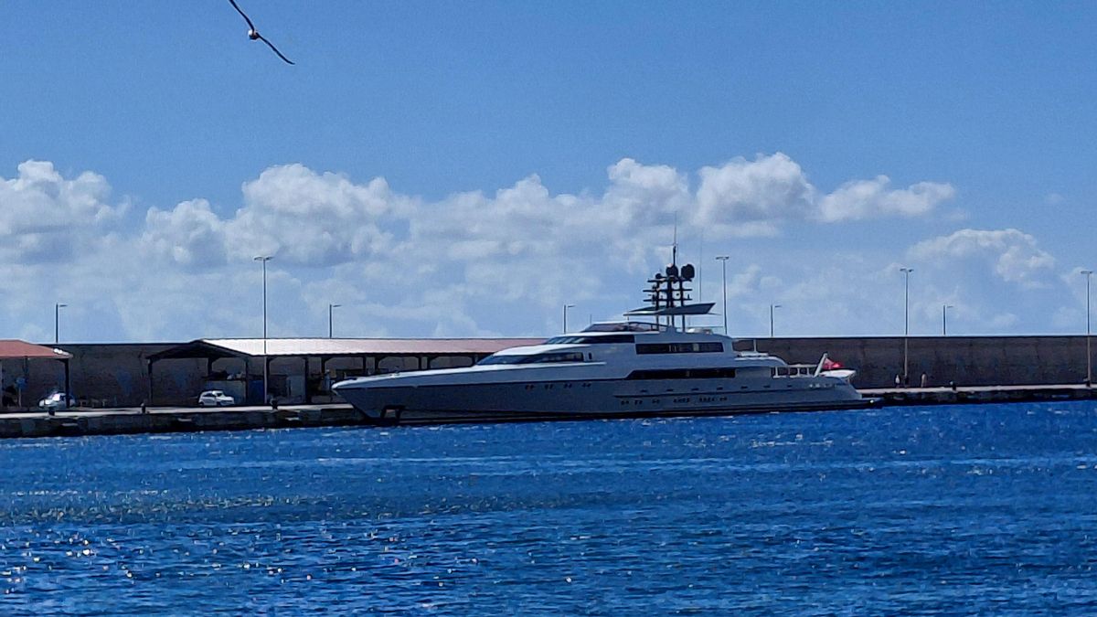 Atraca en el puerto de Santa Cruz de La Palma  un lujoso yate  que  perteneció al cofundador de Google