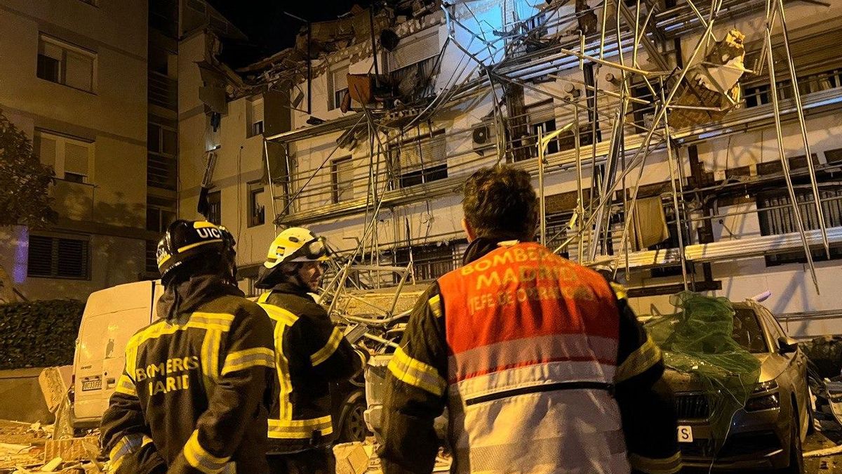 Bomberos de Madrid contemplan el estado del inmueble después de la explosión y del apuntalamiento del bloque.