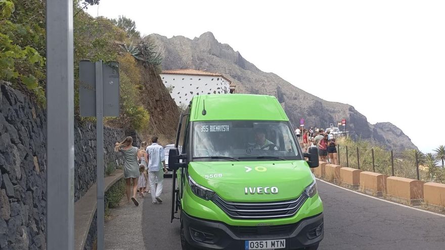 El Cabildo de Tenerife permite el acceso de pequeñas guaguas a Masca durante las alertas por incendios