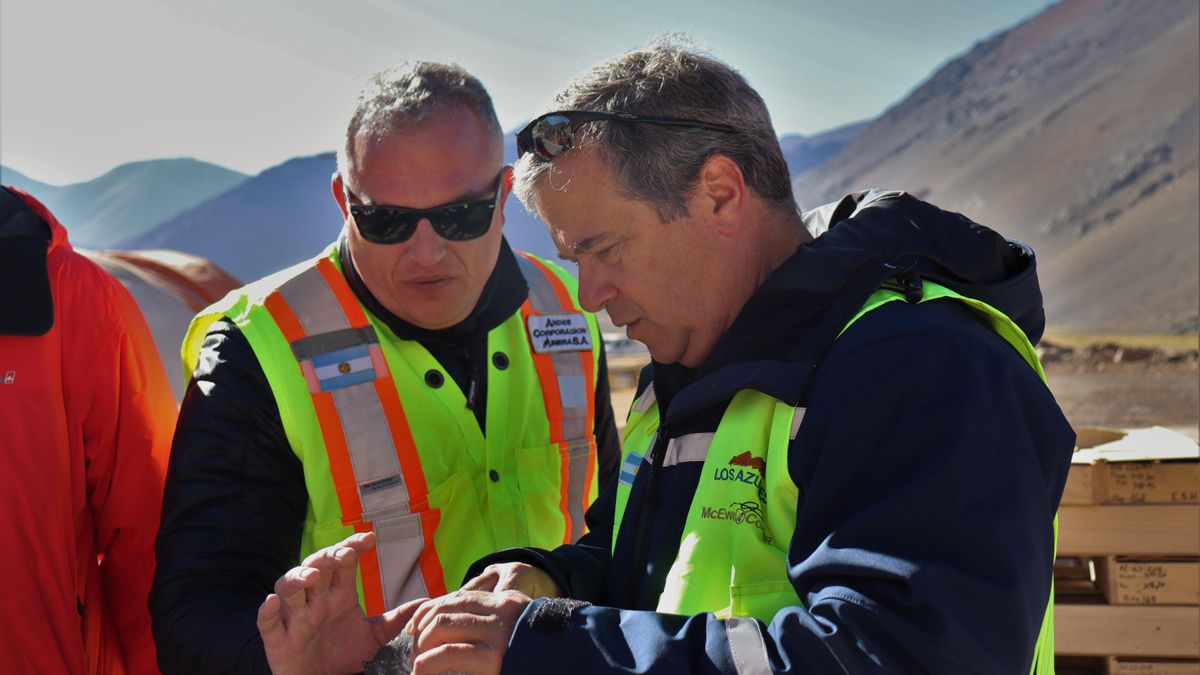 Meding con el embajador de Canadá Reid Sirrs en la futura mina.