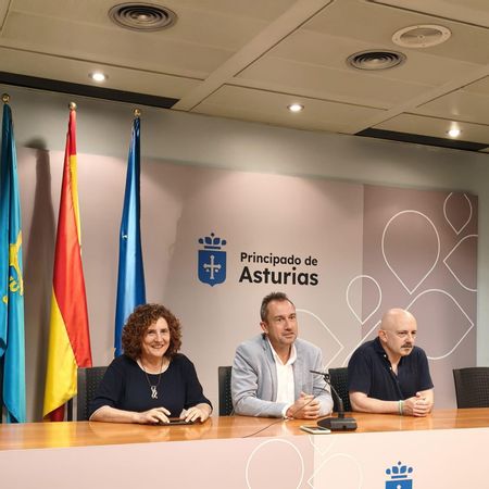 De izquierda a derecha, Beatriz González Prieto, Ovidio Zapico y Faustino Zapico, este viernes, durante la rueda de prensa en Oviedo/Uviéu.