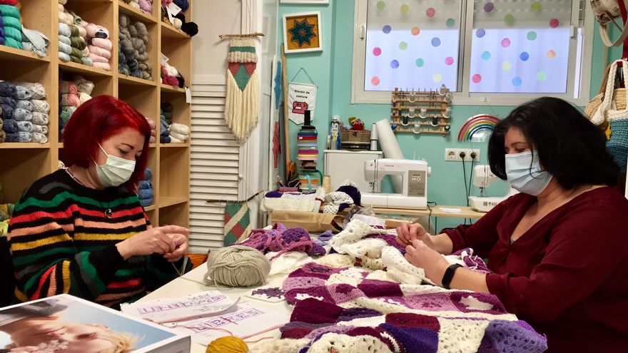 Virginia (izquierda) y Juani (derecha) cosiendo los cuadrados de ganchillo días antes del 8M